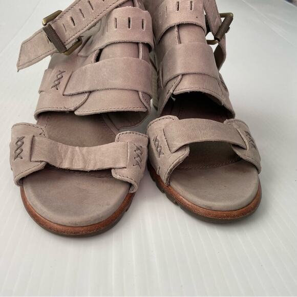 Sorel Nadia buckle stacked heel sandal strappy color is Kettle grey/beige - Picture 8 of 10